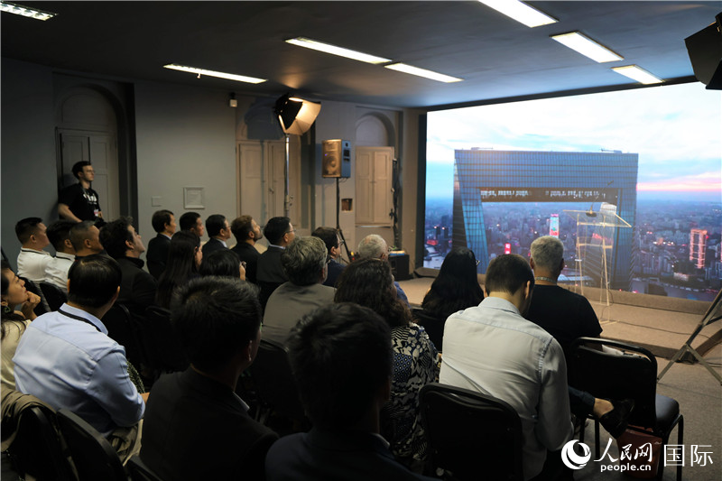 與會嘉賓在現(xiàn)場觀看“中國影視作品展播季”活動宣傳片。人民網(wǎng)記者 時元皓攝