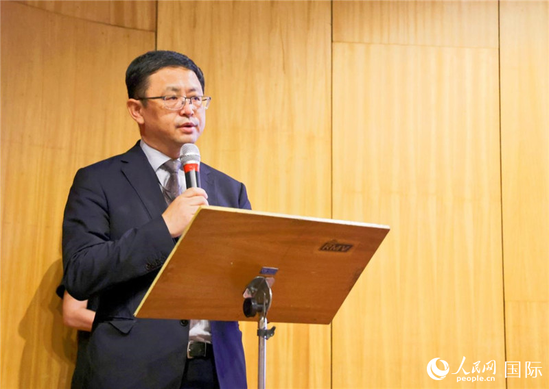 中國駐里約熱內(nèi)盧總領(lǐng)事館商務(wù)參贊徐元勝發(fā)表致辭。人民網(wǎng)記者 陳海琪攝