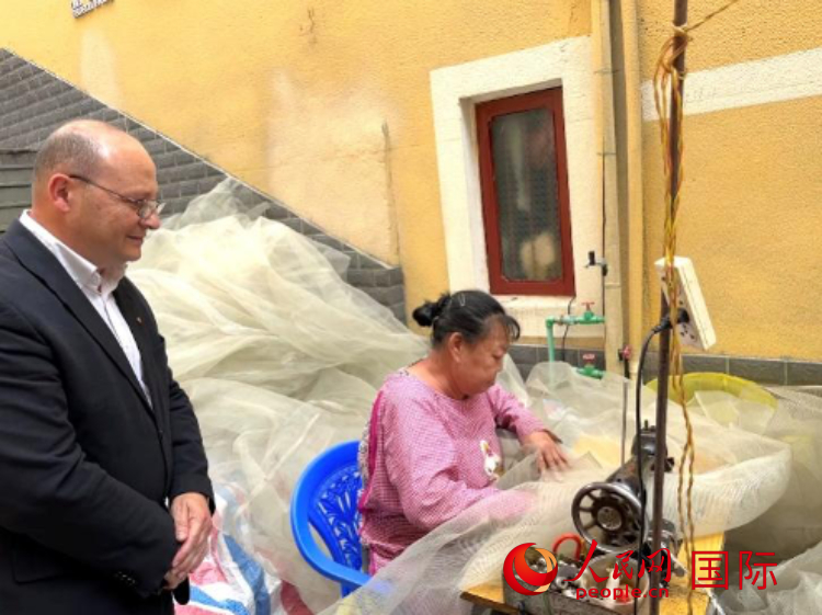 馬耳他瑪格麗特中學(xué)“中國(guó)角”教師馬丁·阿佐帕迪在福建省寧德市下歧村參觀。人民網(wǎng)記者 周雨攝