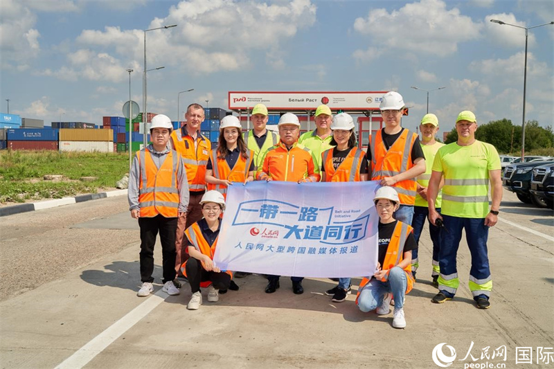 人民網(wǎng)記者在莫斯科別雷拉斯特物流中心采訪。