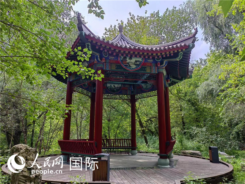 莫斯科中國(guó)貿(mào)易中心的中式園林“華銘園”一角。人民網(wǎng)記者 申亞欣攝