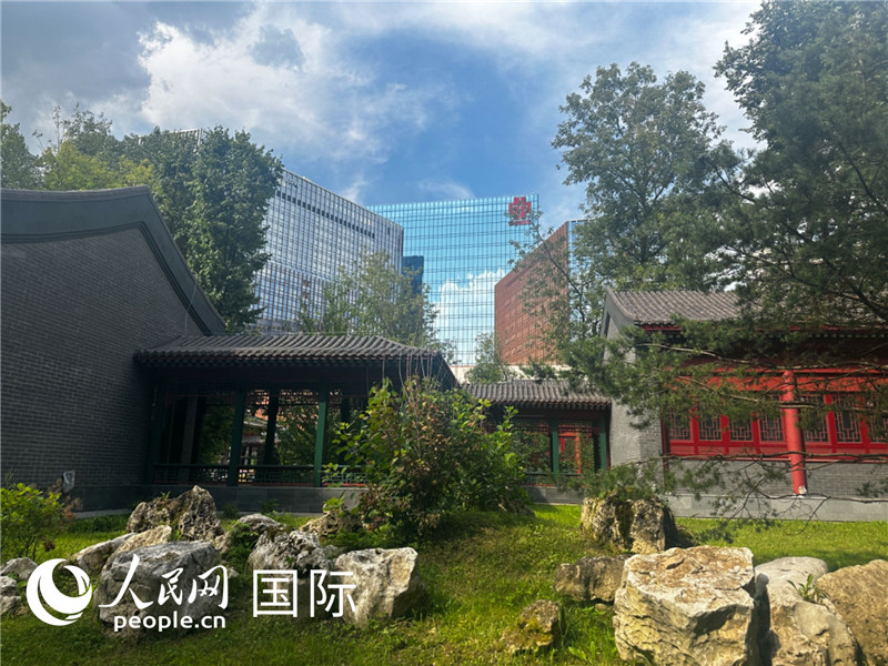 莫斯科中國(guó)貿(mào)易中心的中式園林“華銘園”一角。人民網(wǎng)記者 申佳平攝