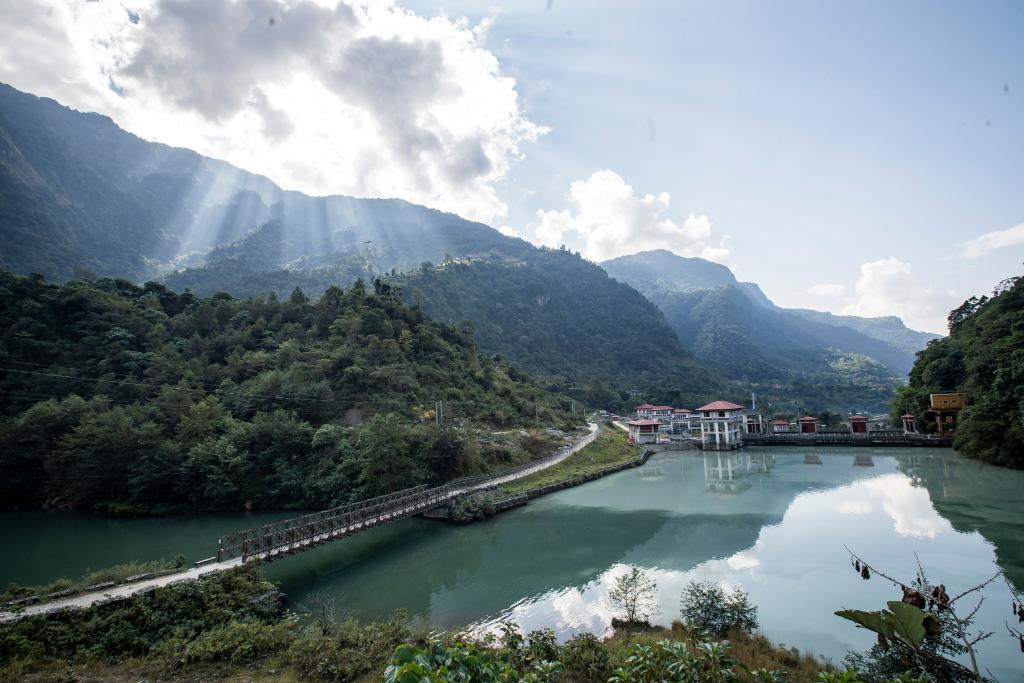 這是2022年11月8日拍攝的尼泊爾上馬相迪A水電站大壩。上馬相迪A水電站位于尼泊爾西部勒姆宗縣，2013年1月開(kāi)工建設(shè)，2017年1月1日投入商業(yè)運(yùn)營(yíng)。該水電站投入運(yùn)營(yíng)以來(lái)，極大緩解了尼泊爾電力緊缺局面。新華社發(fā)（哈里·馬哈爾詹 攝）