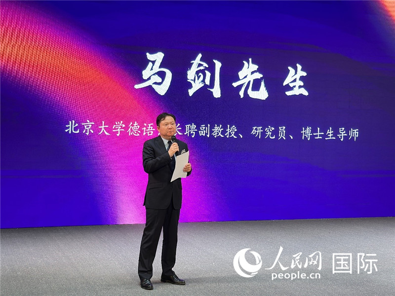 北京大學德語系長聘副教授馬劍點評學生表現(xiàn)。（攝影：張麗鷗）