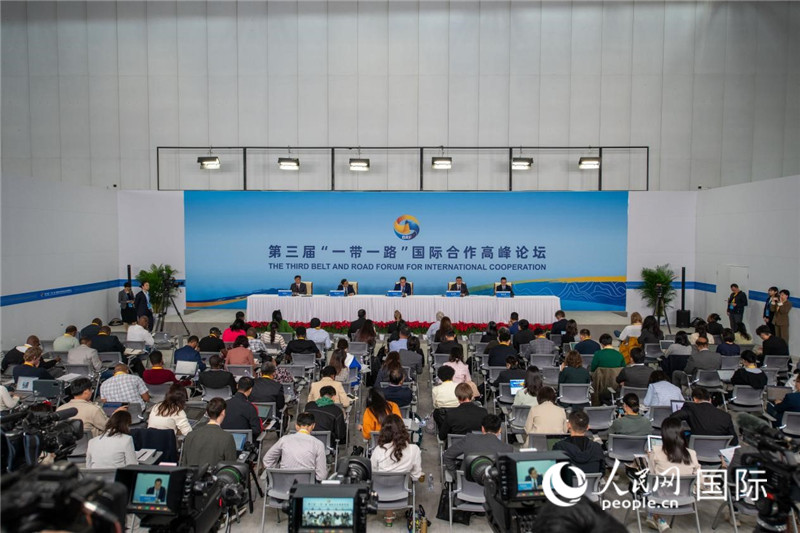10月16日，第三屆“一帶一路”國際合作高峰論壇新聞中心在北京國家會議中心舉行首場吹風(fēng)會，邀請自然資源部國際合作司和相關(guān)單位負責(zé)人介紹有關(guān)情況，并回答記者提問。人民網(wǎng)記者 翁奇羽攝