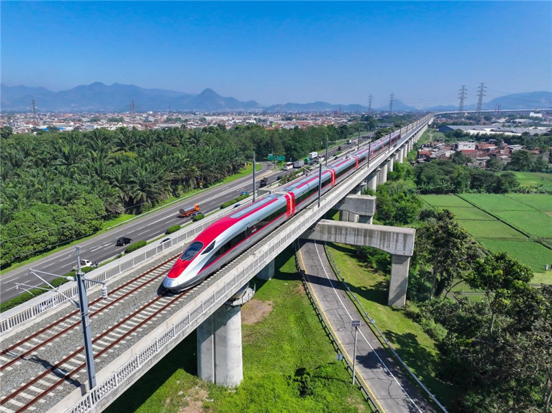 奔馳在雅萬高鐵上的動車組。中車青島四方機車車輛股份有限公司供圖