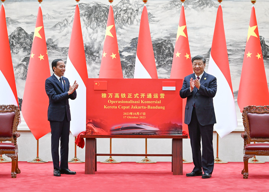 10月17日下午，國(guó)家主席習(xí)近平在北京人民大會(huì)堂同來(lái)華出席第三屆“一帶一路”國(guó)際合作高峰論壇并進(jìn)行國(guó)事訪問(wèn)的印度尼西亞總統(tǒng)佐科舉行會(huì)談。會(huì)談后，兩國(guó)元首共同為雅萬(wàn)高鐵正式開(kāi)通運(yùn)營(yíng)揭幕。