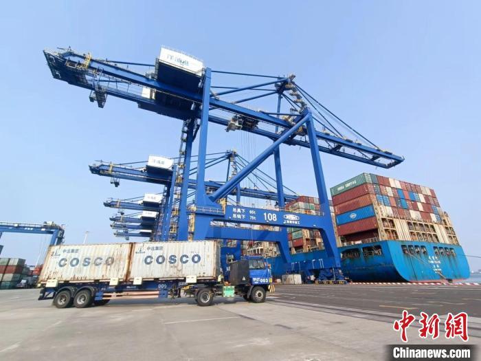 圖為海南洋浦國際集裝箱碼頭，卡車將集裝箱從后方堆場運往碼頭裝卸區(qū)?！堅潞?攝