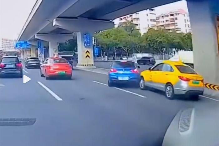 視頻截圖顯示，發(fā)生碰撞的剎那，出租車后方似乎確有車燈點亮。