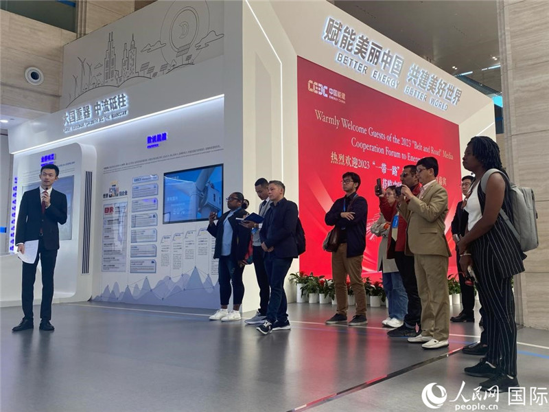 2023“一帶一路”媒體合作論壇聯(lián)合采訪團(tuán)參訪中國能建。人民網(wǎng)記者 于洋攝
