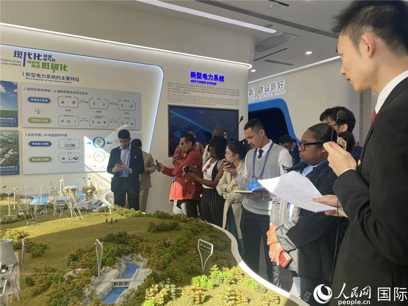 2023“一帶一路”媒體合作論壇聯(lián)合采訪團(tuán)參訪中國能建。人民網(wǎng)記者 于洋攝