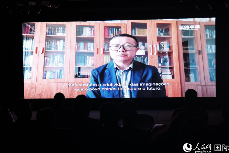 長篇小說《三體》作者劉慈欣通過視頻致辭。 人民網(wǎng)記者 時元皓攝