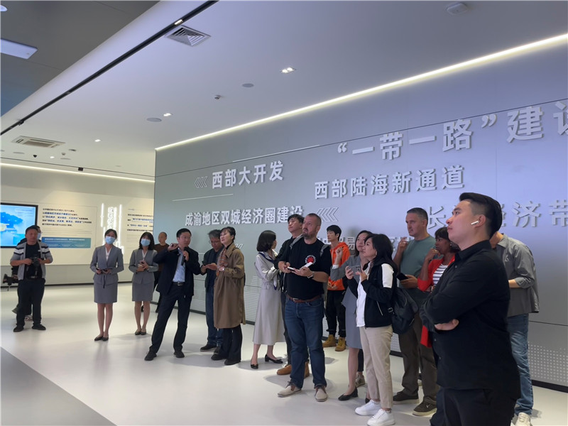 （成都國(guó)際鐵路港展廳，中外記者邊聽(tīng)邊記，了解成都國(guó)際鐵路港運(yùn)行情況 趙橙涔攝
