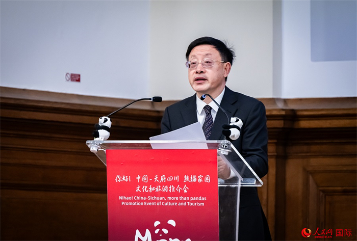 四川省文化和旅游廳廳長戴允康作文化旅游推介。人民網(wǎng) 郭錦標(biāo)攝