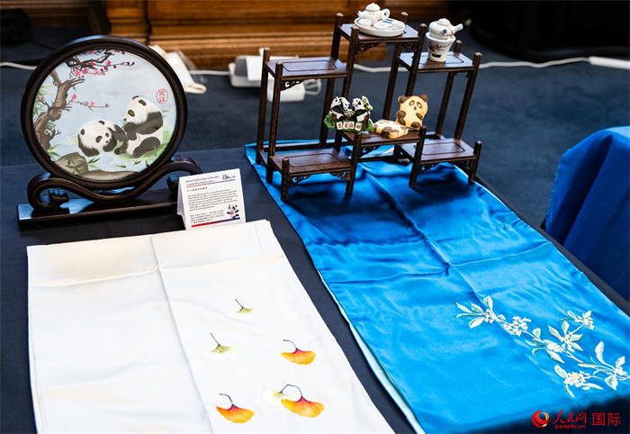 活動(dòng)現(xiàn)場的現(xiàn)場文創(chuàng)展、互動(dòng)體驗(yàn)區(qū)、非遺區(qū)展示。人民網(wǎng) 郭錦標(biāo)攝
