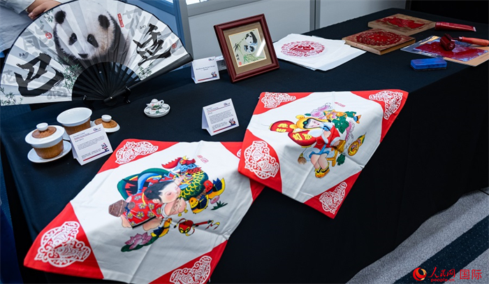 活動(dòng)現(xiàn)場的現(xiàn)場文創(chuàng)展、互動(dòng)體驗(yàn)區(qū)、非遺區(qū)展示。人民網(wǎng) 郭錦標(biāo)攝