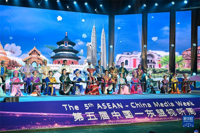 10月21日，在馬來(lái)西亞行政首都普特拉賈亞，演員在第五屆中國(guó)—東盟視聽(tīng)周開(kāi)幕活動(dòng)上表演。新華社記者 程一恒 攝