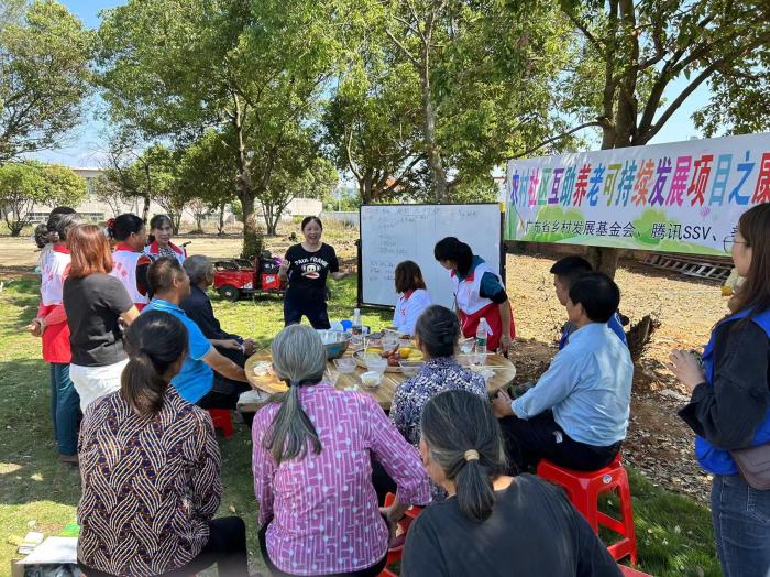 10月23日，廣東韶關(guān)農(nóng)村的互助養(yǎng)老探索，結(jié)合仁化縣董塘鎮(zhèn)新龍村的重陽節(jié)活動(dòng)，將村支書、婦女主任、項(xiàng)目管理人員、新龍村助老員、村民志愿者、健康熱心的老人聚集在一起。 受訪者供圖