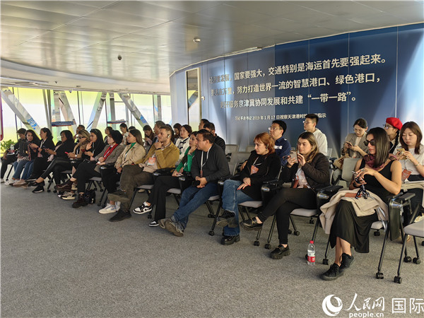 外媒記者探訪天津港北疆港區(qū)C段智能化集裝箱碼頭。人民網(wǎng)記者 符園園攝