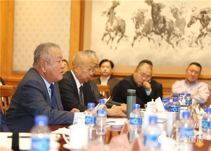2.2023年10月30日，張義波（左一）會(huì)長(zhǎng)匯報(bào)商會(huì)工作情況。人民網(wǎng)記者 霍文攝