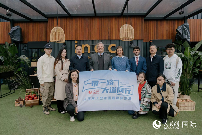 在烏拉圭第118屆普拉多牧農(nóng)業(yè)國(guó)際博覽會(huì)上，烏拉圭國(guó)家肉類(lèi)協(xié)會(huì)主席與人民網(wǎng)記者合影。人民網(wǎng)記者 張若涵攝