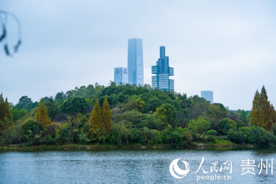 城市地標(biāo)與綠水青山相得益彰。人民網(wǎng) 陽(yáng)茜攝