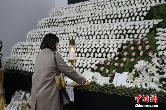當(dāng)?shù)貢r間11月1日23時45分許，韓國民眾在位于首爾廣場的集體焚香所悼念梨泰院踩踏事故遇難者。 <a target='_blank' href='/'><p  align=