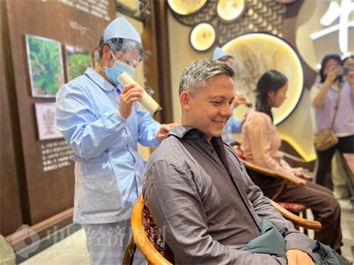   （外媒記者體驗艾灸。中國經濟周刊記者 郭志強 攝）