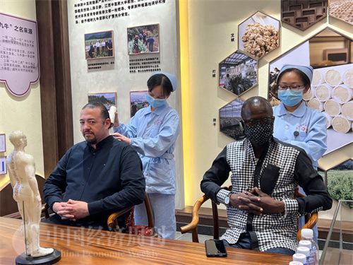   （外媒記者爭先恐后體驗艾灸，直呼神奇。中國經濟周刊記者 郭志強 攝）