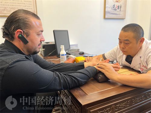   （外媒記者走進中醫(yī)堂，問診中醫(yī)名師。中國經濟周刊記者 郭志強攝）
