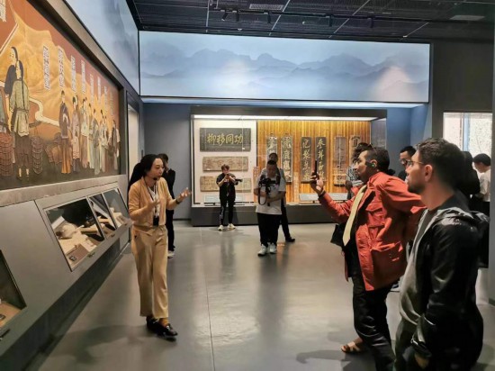  2023“一帶一路”媒體合作論壇聯(lián)合采訪團(tuán)參觀中國(guó)藥都中醫(yī)藥博物館。（本報(bào)記者 黃超攝）