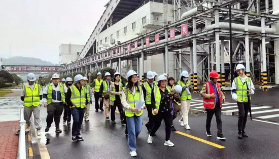   2023“一帶一路”媒體合作論壇聯(lián)合采訪團(tuán)走進(jìn)國家電投江西公司分宜電廠廠區(qū)。（本報記者 周歡攝）
