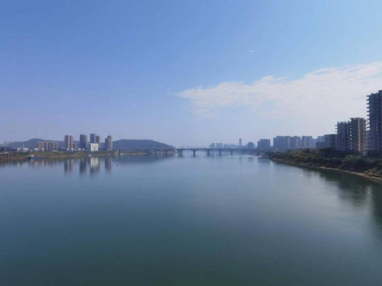　　10月24日，在清水塘大橋景觀通道上拍攝的湘江景色。本報記者 常雯宜攝