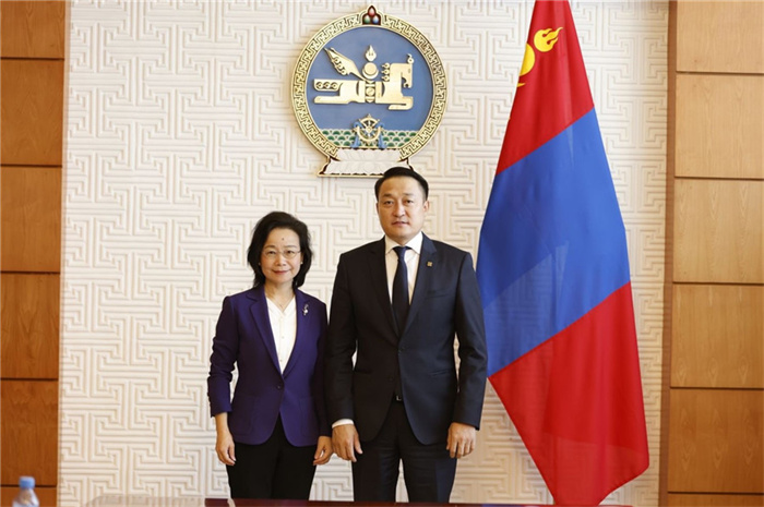10月31日，中國(guó)駐蒙古國(guó)大使沈敏娟到任拜會(huì)蒙政府辦公廳主任兼蒙古人民黨總書記阿瑪爾巴伊斯格楞（右）。中國(guó)駐蒙古使館供圖