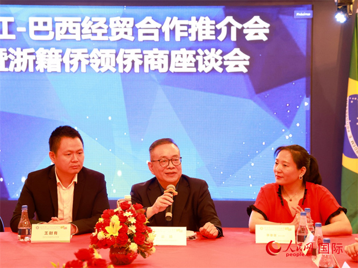 浙江海外聯(lián)誼會(huì)常務(wù)副會(huì)長(zhǎng)徐旭（中）和與會(huì)僑領(lǐng)僑商座談。人民網(wǎng)記者 陳海琪攝