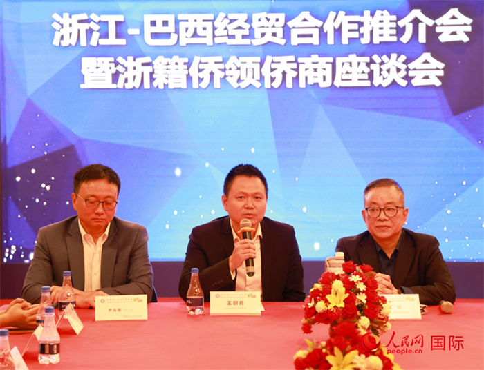 中國(guó)駐里約代總領(lǐng)事王尉育（中）在活動(dòng)中致辭。人民網(wǎng)記者 陳海琪攝