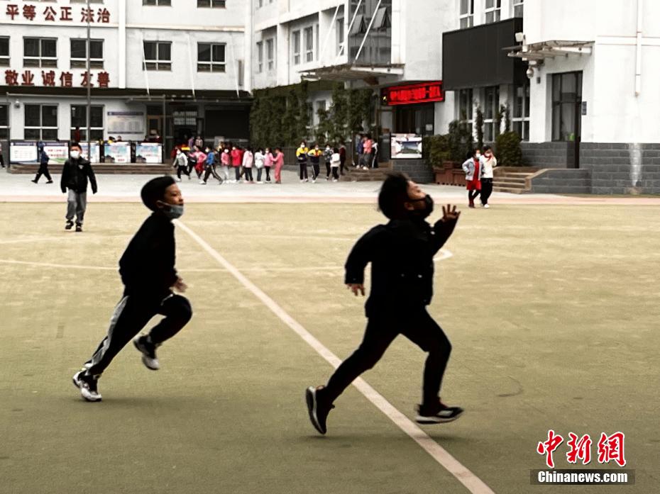 資料圖：學(xué)生們?cè)谡n間玩耍。
