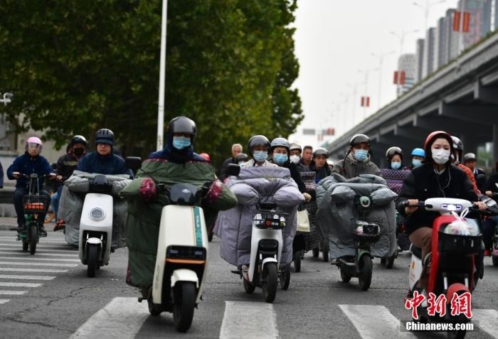 11月3日，河北石家莊迎降溫天氣，市民“捂”裝出行。 <a target='_blank' href='/'><p  align=