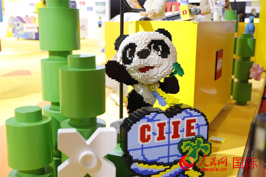 11月5日，消費(fèi)品展區(qū)展出的進(jìn)博會吉祥物進(jìn)寶造型積木。人民網(wǎng)記者 李美玉攝