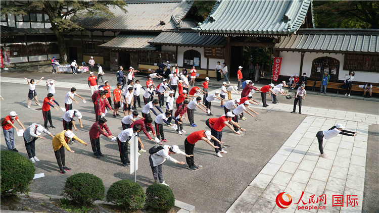 開跑前，中日青少年一起做熱身運動。人民網(wǎng) 蔣曉辰攝
