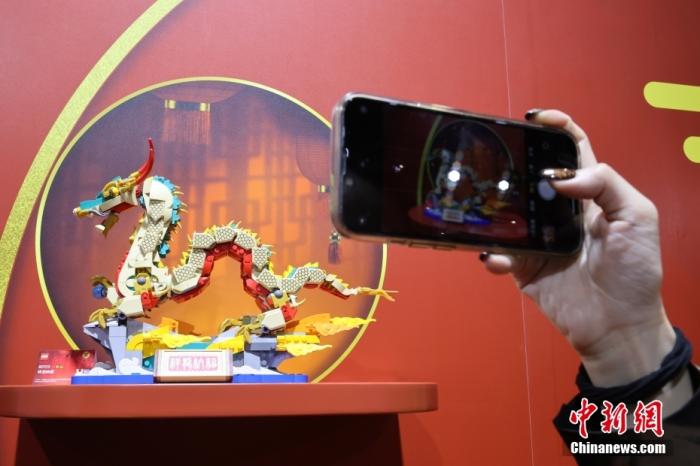 第六屆中國(guó)國(guó)際進(jìn)口博覽會(huì)舉行，消費(fèi)品展區(qū)展出以生肖龍為題材的中國(guó)元素產(chǎn)品。<a target='_blank' href='/'><p  align=
