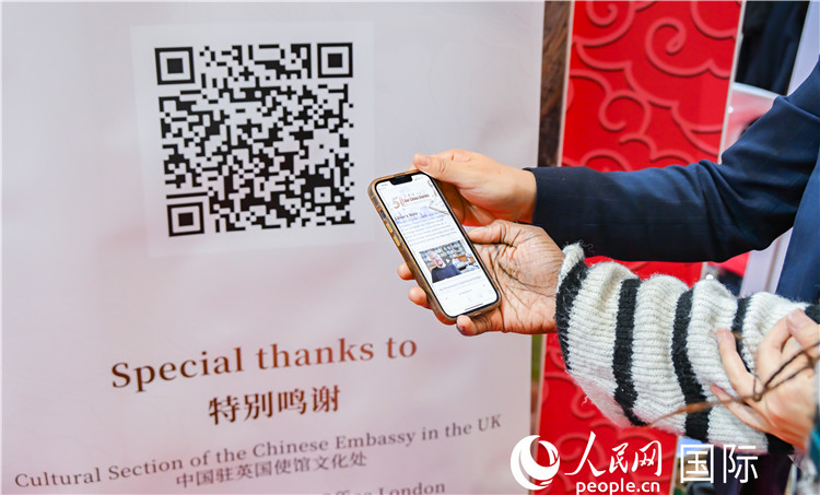 觀眾掃碼《我們的中國故事》系列視頻。人民網(wǎng) 郭錦標攝