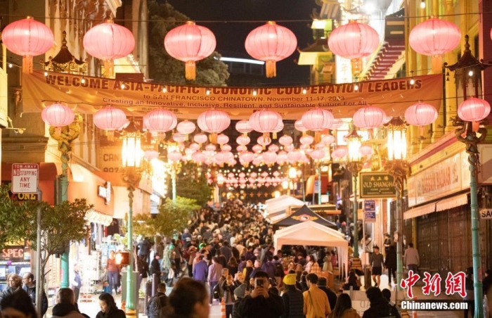 當(dāng)?shù)貢r間11月10日，美國舊金山唐人街夜市人頭攢動。亞太經(jīng)合組織(APEC)第三十次領(lǐng)導(dǎo)人非正式會議將在舊金山舉行，當(dāng)?shù)靥迫私钟媱澟e辦包括夜市在內(nèi)的多場活動，以吸引與會者、游客和市民的光顧。<a target='_blank' href='/'><p  align=