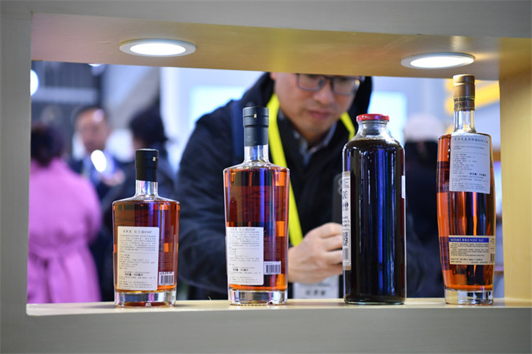 11月16日，觀眾在第七屆絲博會上參觀阿塞拜疆展位上的酒水產(chǎn)品。新華社記者 邵瑞 攝