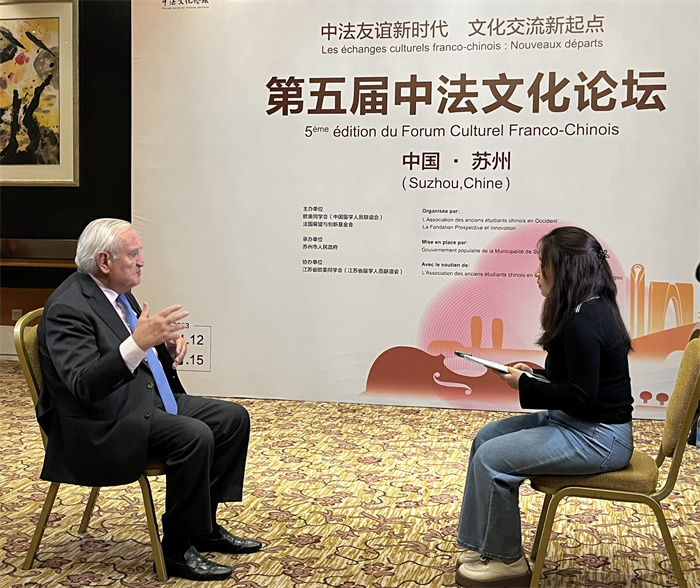 法國前總理、法國展望與創(chuàng)新基金會(huì)主席讓-皮埃爾·拉法蘭接受人民網(wǎng)的采訪。（國際在線供圖）