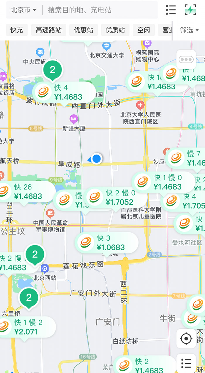中新財經(jīng)查詢相關充電APP發(fā)現(xiàn)，電價平峰時段，快充樁的價格普遍在1.4元度左右。