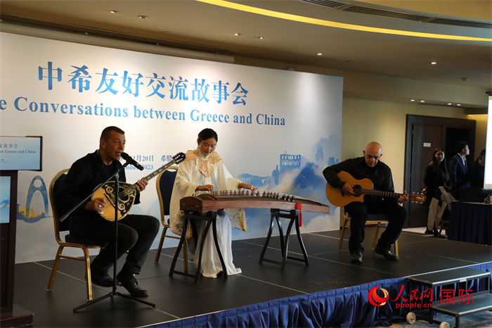 中希藝術(shù)家用古箏和布祖基琴演奏希臘著名歌曲《比雷埃夫斯的孩子》。   人民網(wǎng)記者 謝亞宏攝