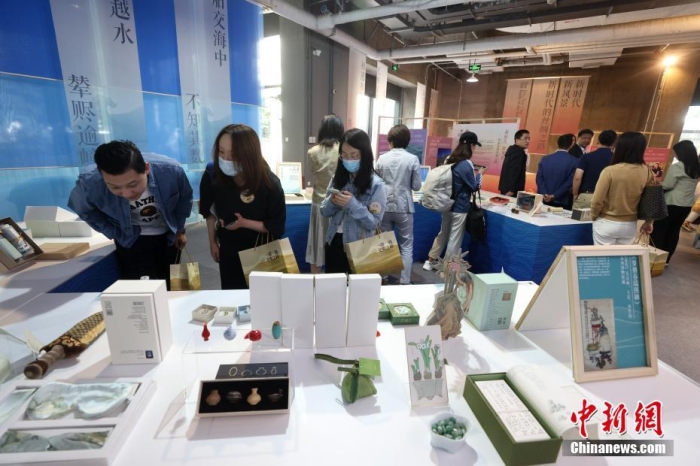 9月28日，“一帶一路，文明之橋”圖書(shū)文創(chuàng)展在北京圖書(shū)大廈開(kāi)幕，圖為觀眾參觀展覽。<a target='_blank' href='/'><p  align=