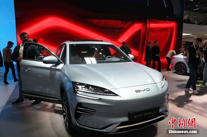 2023年德國國際汽車及智慧出行博覽會(huì)(IAA mobility)(亦簡稱慕尼黑國際車展)將于9月5日正式開幕。在9月4日舉行的媒體日，記者看到諸品牌紛紛攜“拳頭”產(chǎn)品亮相。圖為當(dāng)日比亞迪SEAL U在歐洲首秀。<a target='_blank' href='/'><p  align=
