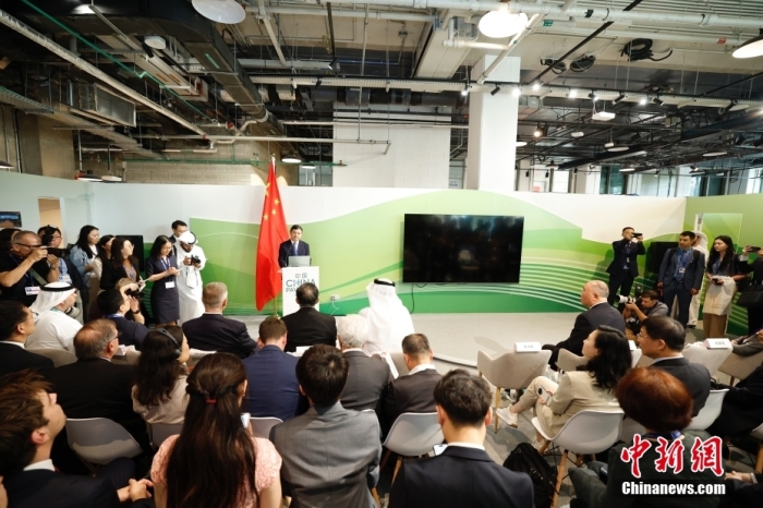 當?shù)貢r間11月30日，《聯(lián)合國氣候變化框架公約》第28次締約方大會(COP28)中國角開幕式暨“生態(tài)文明與美麗中國實踐”邊會在迪拜舉行。圖為中國生態(tài)環(huán)境部部長黃潤秋在邊會上發(fā)表致辭。<a target='_blank' href='/' _fcksavedurl='/'><p  align=